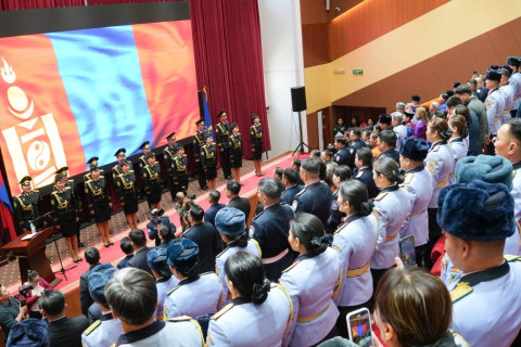 Монгол Улсын Ерөнхийлөгчийн зарлигаар зарим алба хаагчдад төрийн дээд одон, медаль гардууллаа