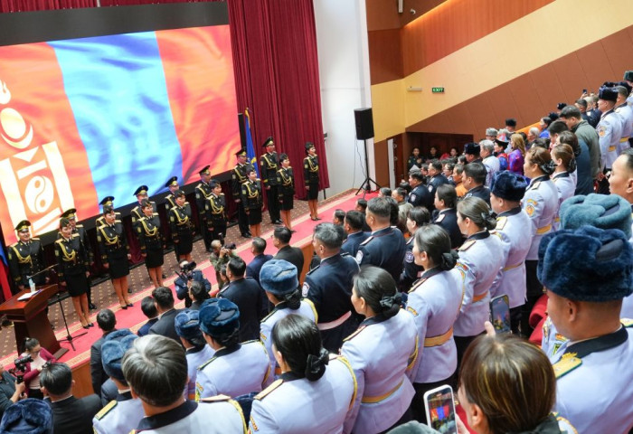 Монгол Улсын Ерөнхийлөгчийн зарлигаар зарим алба хаагчдад төрийн дээд одон, медаль гардууллаа