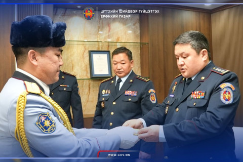Алба хаагчдад цэргийн ээлжит цол олгож, шагнал гардууллаа