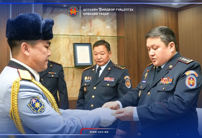 Алба хаагчдад цэргийн ээлжит цол олгож, шагнал гардууллаа