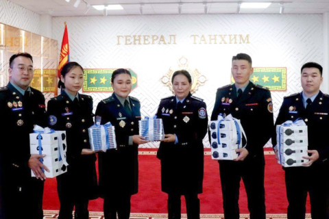 Шүүхийн шийдвэр гүйцэтгэлийн албаны сургууль-403 дугаар ангийн суралцагчид ДХИС-ийн номын санд аудио хууль хүлээлгэн өглөө