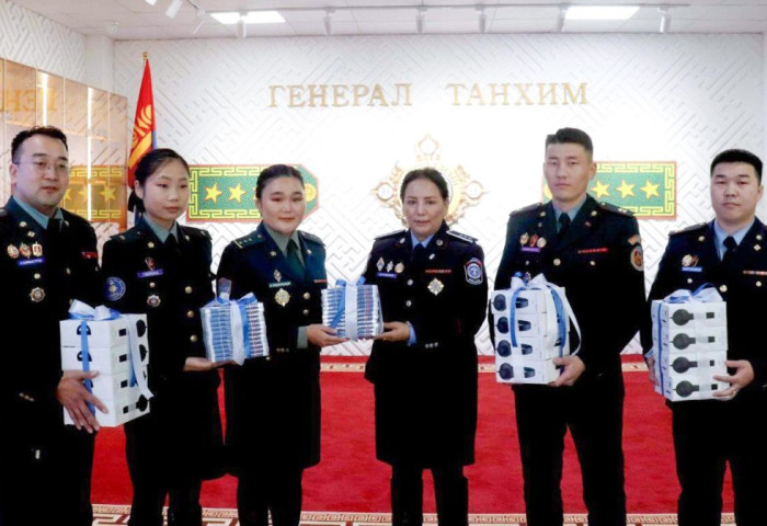 Шүүхийн шийдвэр гүйцэтгэлийн албаны сургууль-403 дугаар ангийн суралцагчид ДХИС-ийн номын санд аудио хууль хүлээлгэн өглөө