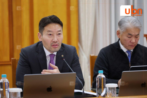 Аймаг, сумдад улсын нөөцөөс өвс, тэжээл олгох, цасанд боогдсон зам, давааг нээх хүнд машин механизм гаргахаар шийдвэрлэв