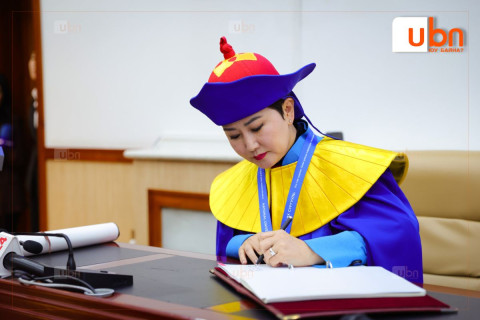 Гадаад харилцааны сайд Б.Батцэцэг “Хүндэт доктор“ цол хүртлээ