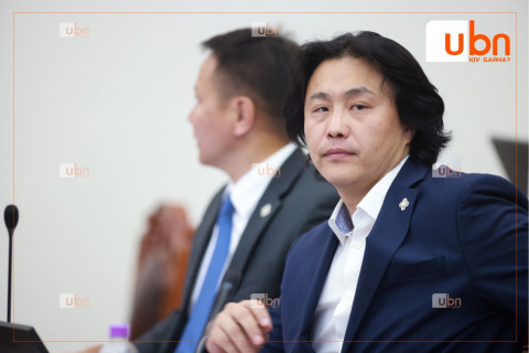 Ч.Анар: Б.Пүрэвдорж гишүүн “Намайг гомдоож болохгүй шүү“ гэж байна лээ. Юу ч гэсэн үг юм