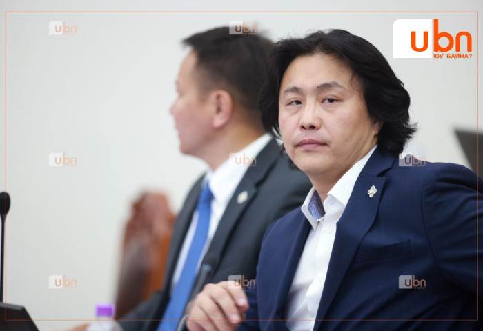 Ч.Анар: Б.Пүрэвдорж гишүүн “Намайг гомдоож болохгүй шүү“ гэж байна лээ. Юу ч гэсэн үг юм