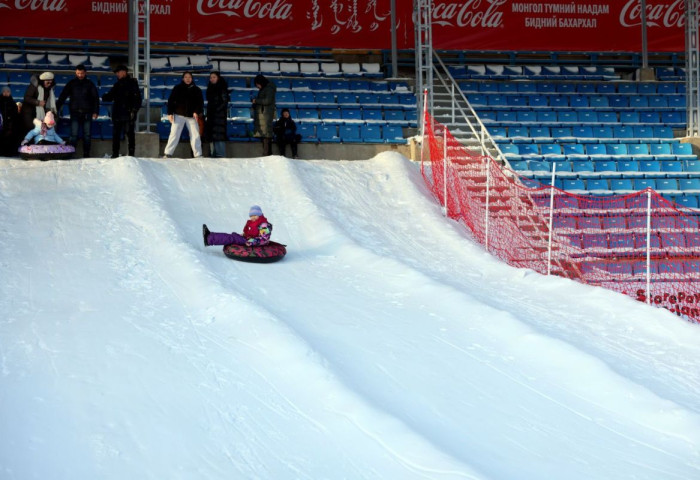 Улаанбаатар хотын 9 дүүрэгт мөсөн гулгуурын талбайг байгуулж, тохижуулжээ