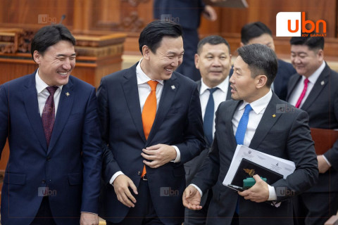 ФОТО: Намрын чуулганы ХААЛТ