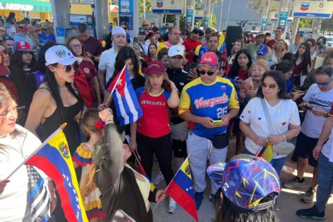 Николас Мадурог баривчилсныг Венесуэлийн зарим иргэд баярлан хүлээн авчээ