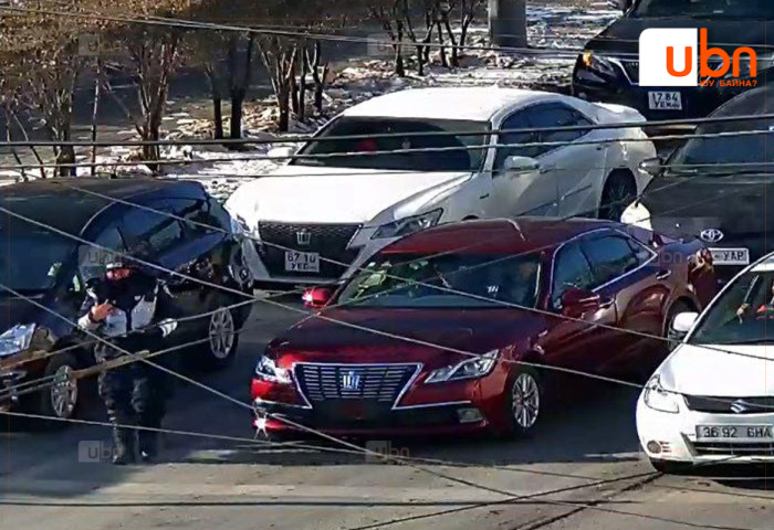 Автомашины улсын дугааргүй хөдөлгөөнд оролцсон зөрчлийг камераар илрүүлж, 25 мянган төгрөгөөр торгож байна