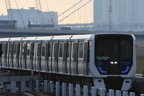 Японд жолоочгүй цахилгаан галт тэрэг үйлчилж байна