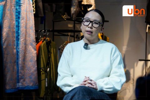 Дизайнер Б.Хишигномт: Энэ жил завсрын өнгөтэй, энгийн Монгол дээл моданд орж байна. Хүмүүс том нударгатай, тод өнгийн дээлнээс татгалзаж эхэлсэн