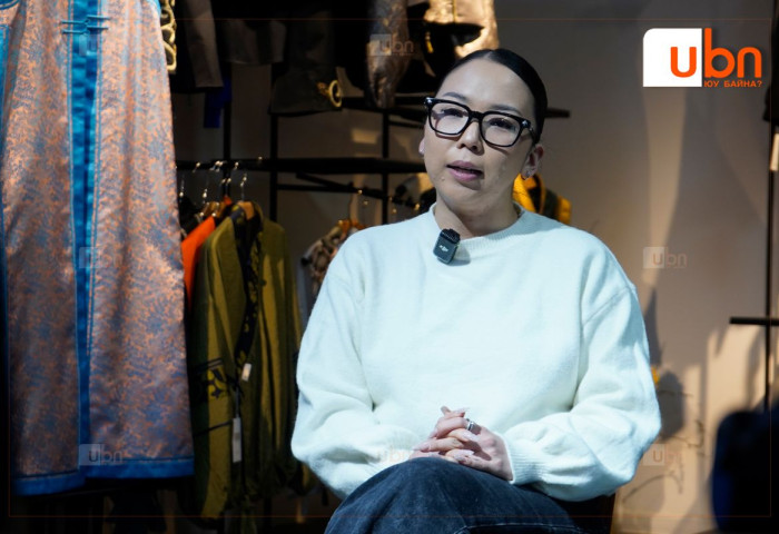 Дизайнер Б.Хишигномт: Энэ жил завсрын өнгөтэй, энгийн Монгол дээл моданд орж байна. Хүмүүс том нударгатай, тод өнгийн дээлнээс татгалзаж эхэлсэн