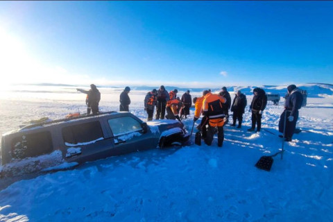 Хөвсгөл аймагт автомашин мөсөнд цөмөрч орсон тохиолдол гарчээ