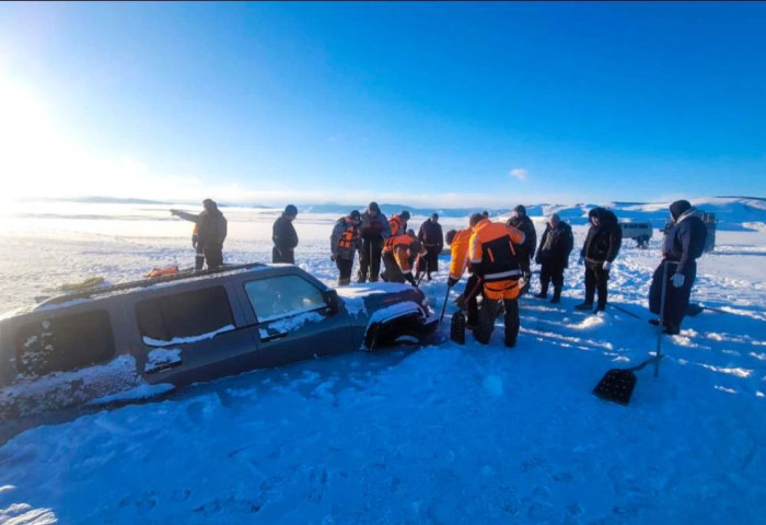 Хөвсгөл аймагт автомашин мөсөнд цөмөрч орсон тохиолдол гарчээ