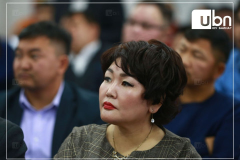 Яруу найрагч Ц.Хулан ГАДААДЫН ИРГЭНШИЛ ХҮССЭН өргөдөл бэлдсэн талаараа зарлалаа