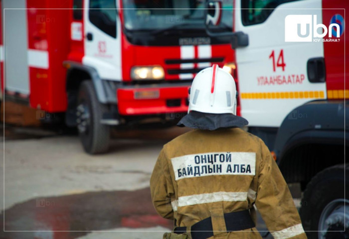 Дээвэр нь шатаж байсан байшингаас 4 болон 8 настай хоёр хүүхдийг аварчээ