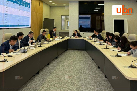 Эмч, ажилчдын цалингийн нэмэгдлийг нэгдүгээр сард багтаан олгох талаар яг одоо хуралдаж байна