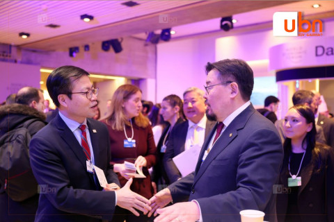 Ерөнхий сайд Г.Занданшатар, БНСУ-ын Худалдааны сайд  Ё Хан Гү нар Давос хотноо уулзаж, цаашид байнга холбоотой байж, идэвхтэй хамтран ажиллахаар болов