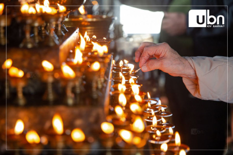 Дүнжингаравын ослоос болж амь насаа алдсан иргэдийн ар гэрийнхэн 18.00 цагт Сүхбаатарын талбайд 1000 зул өргөнө