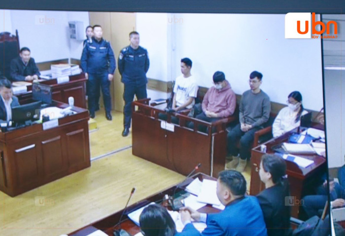 ШҮҮХ ХУРЛААС:  Хэрэгт холбогдолтой 14 минутын дүрс бичлэгийг танилцуулах үеэр 16 настай охины ээжийн бие муудаж, эмчийн тусламж авчээ