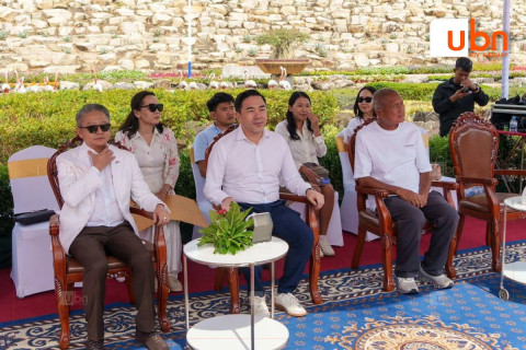 В.Оюу Ерөнхийлөгчөөс Итгэмжлэх жуух бичгээ гардаж аваагүй байгаа тул А.Төмөр Элчин сайдын ажлаа үргэлжлүүлж байна