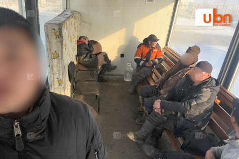 Автобусны буудлын дулаан бүхээгийн хаалгыг эвдэн орж, матрас тавьж хонодог иргэдийн үйлдлийг таслан зогсоожээ