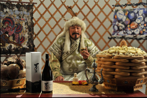 ШИНЭЛЭХ ЁСОН: Ирсэн зочинд идээний дээж задлах