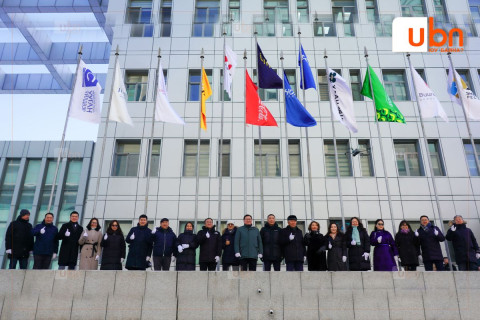 “Номин Холдинг” ХХК оны шилдэг аж ахуйн нэгжээр шалгарч, МҮХАҮТ-ын гадна компанийн лого бэлгэдэл бүхий тугаа мандууллаа