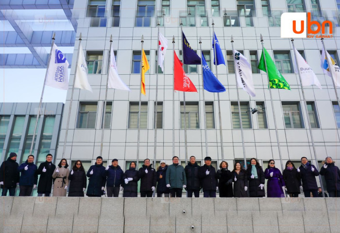 “Номин Холдинг” ХХК оны шилдэг аж ахуйн нэгжээр шалгарч, МҮХАҮТ-ын гадна компанийн лого бэлгэдэл бүхий тугаа мандууллаа