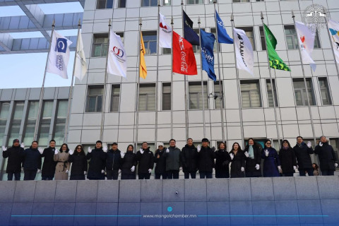 “Номин Холдинг” ХХК оны шилдэг аж ахуйн нэгжээр шалгарч, МҮХАҮТ-ын гадна компанийн лого бэлгэдэл бүхий тугаа мандууллаа