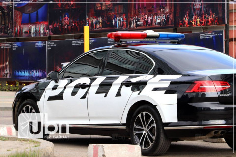 СЭРЭМЖЛҮҮЛЭГ: Сургуулийнхаа урд зам дээр гарцаар гарч явсан 2 сурагч машинд мөргүүлжээ