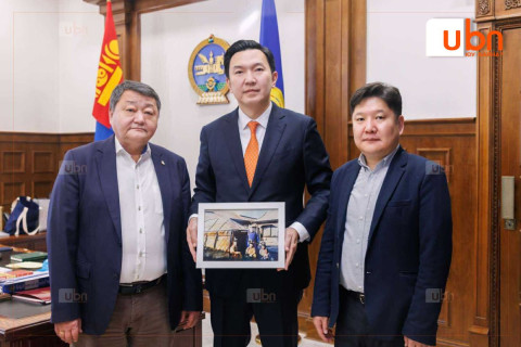 Н.Учрал: Их жанжин Д.Сүхбаатарын 20 настай үеийнх нь хоёр ширхэг өнгөт зураг хүлээн авлаа