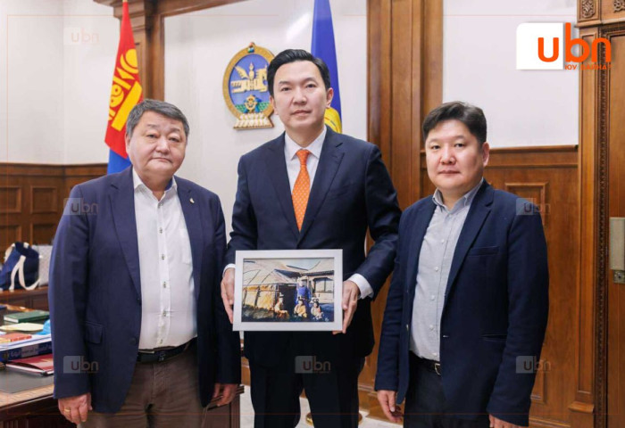 Н.Учрал: Их жанжин Д.Сүхбаатарын 20 настай үеийнх нь хоёр ширхэг өнгөт зураг хүлээн авлаа