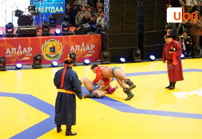 ФОТО: Улсын арслан Б.Орхонбаяр, Э.Батмагнай нар халз барилдаж, Б.Орхонбаяр давлаа