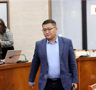 “Эрдэнэт-Булганы цахилгаан сүлжээ” ТӨХК-ийн захирал В.Адъяа нарын хүмүүсийн гэрт нэгжлэг хийж, хахууль авсан гэх үндэслэлээр баривчилжээ