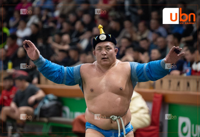 Бөхчүүдийн чансааг Улсын заан Б.Бат-Өлзий тэргүүлж, Улсын арслан Э.Батмагнай удаалж байна