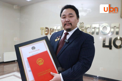 Ардын жүжигчин Э.Амартүвшин “Ерөнхий сайдын нэрэмжит шагнал”-аа 200 сая төгрөгийн хамт гардлаа