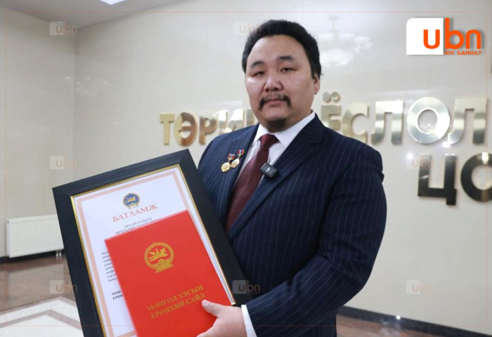 Ардын жүжигчин Э.Амартүвшин “Ерөнхий сайдын нэрэмжит шагнал”-аа 200 сая төгрөгийн хамт гардлаа