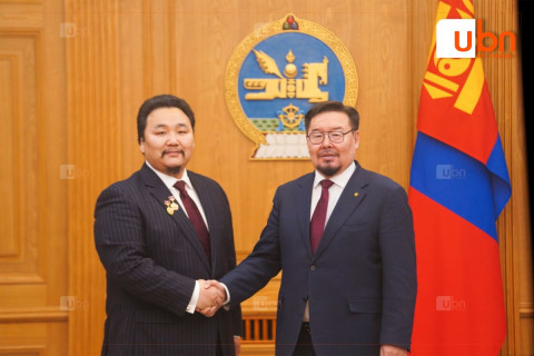 Ерөнхий сайдын нэрэмжит шагналыг дуурийн шилдэг баритон, Ардын жүжигчин Э.Амартүвшин хүртлээ