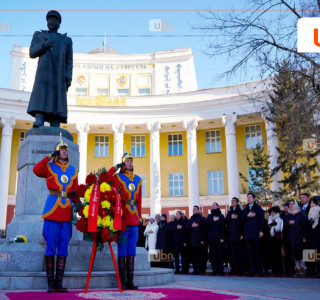 Маршал Х.Чойбалсангийн хөшөөнд хүндэтгэл үзүүлж, цэцэг өргөлөө