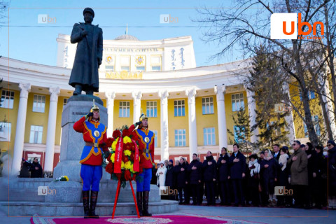 Маршал Х.Чойбалсангийн хөшөөнд хүндэтгэл үзүүлж, цэцэг өргөлөө