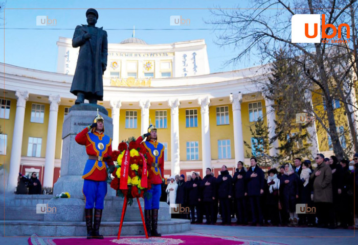 Маршал Х.Чойбалсангийн хөшөөнд хүндэтгэл үзүүлж, цэцэг өргөлөө