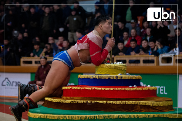 Улсын арслан Б.Орхонбаяр сар шинийн сорилго барилдаанд түрүүллээ