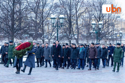 АЙЛЧЛАЛ: УИХ-ын дарга Н.Учрал “Нэр үл мэдэгдэх цэргийн хөшөө”-нд цэцэг өргөв