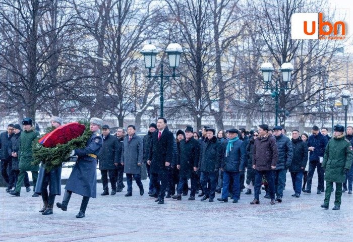 АЙЛЧЛАЛ: УИХ-ын дарга Н.Учрал “Нэр үл мэдэгдэх цэргийн хөшөө”-нд цэцэг өргөв