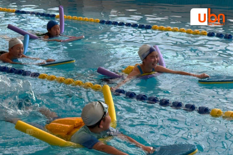 Чингэлтэй дүүрэг 1,400 хүүхдийг усанд сэлж сургах хөтөлбөрт үнэ төлбөргүй хамруулжээ