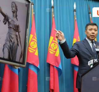 Б.ЭНХБАЯР: Хувийн компанид улсынхаа хилийг өгсөн асуудал яригдаж байна