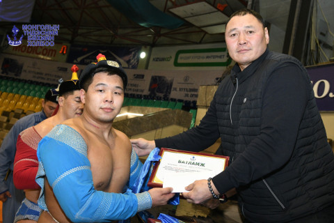 Аймаг, цэргийн харцага, начингуудын барилдаанд аймгийн харцага Б.Ренчинжүгдэр түрүүллээ