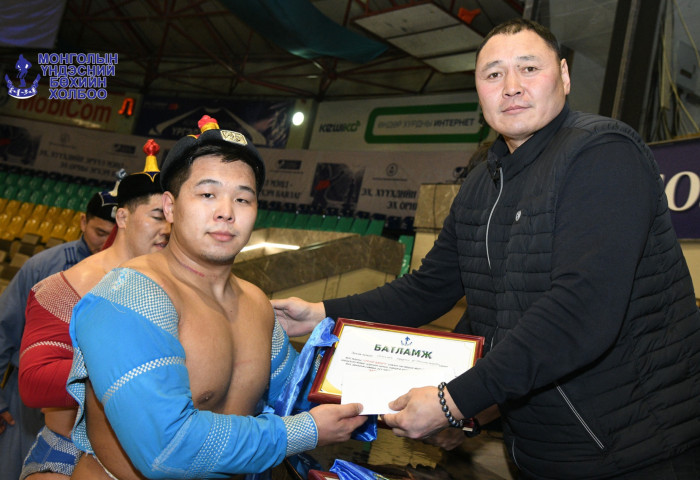 Аймаг, цэргийн харцага, начингуудын барилдаанд аймгийн харцага Б.Ренчинжүгдэр түрүүллээ